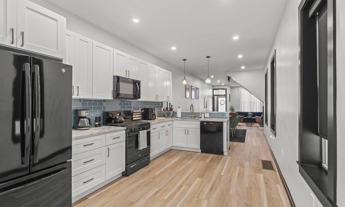 Girard Estates Casa | Lavish Family Friendly Retreat w/ Pool Table & 85" TV