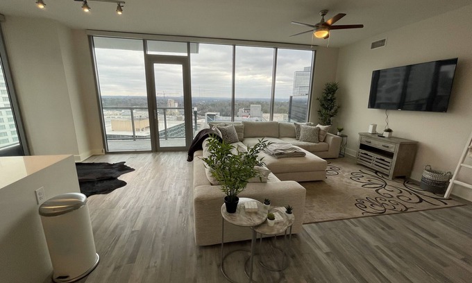 Lenox Apartamento | Lavish high-rise penthouse