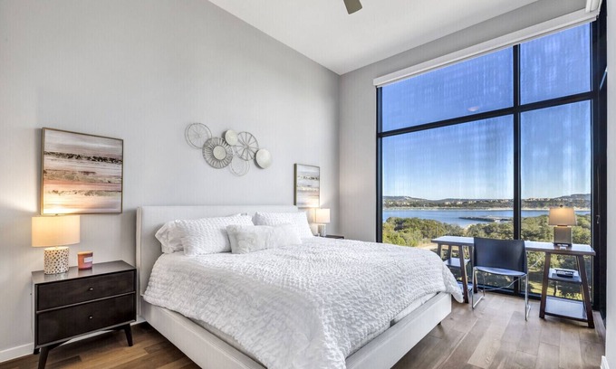 Emerald Point Condominio | Lavish Lake Travis condo with breathtaking views!