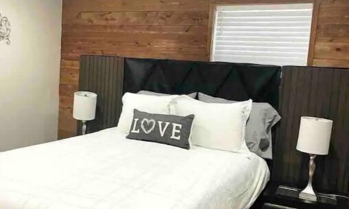 Nederland Casa | Lavish Living on Monroe
