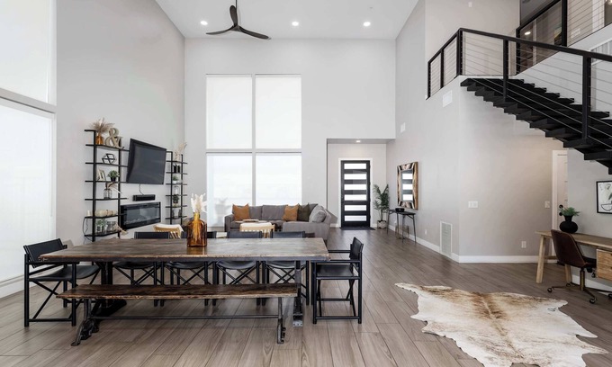 Southwest Village Casa | Lavish Luxuries - Walk To Old Town!