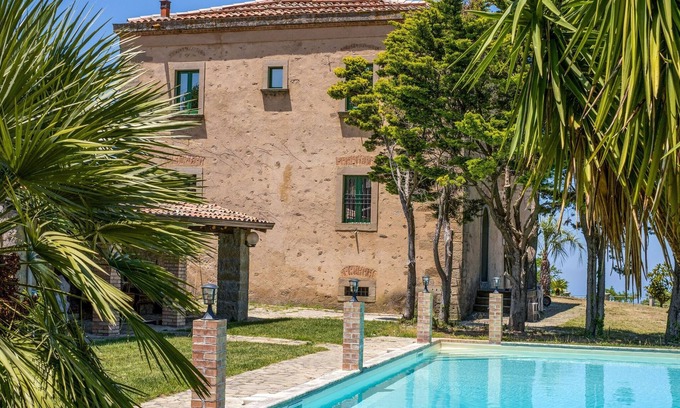 Ficarra Casa | Lujosa villa siciliana con piscina