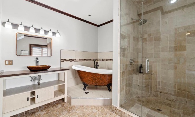 Grand Boulevard Apartamento | Lavish Stay near lake & downtown #2