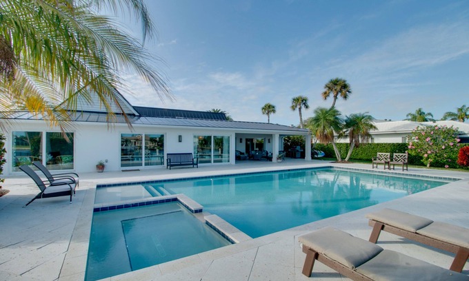 Moorings Casa | ¡NUEVO! Espléndido Vero Beach Escape con piscina, bañera de hidromasaje + muelle