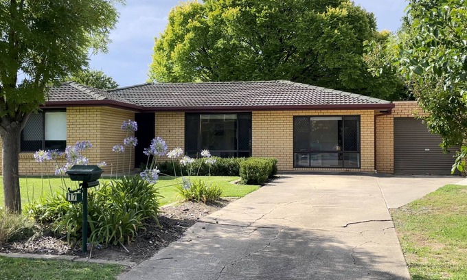 Lake Albert Casa | Layla's Lakeside 4 bedroom lakeside home with yard, air con & close to shops.