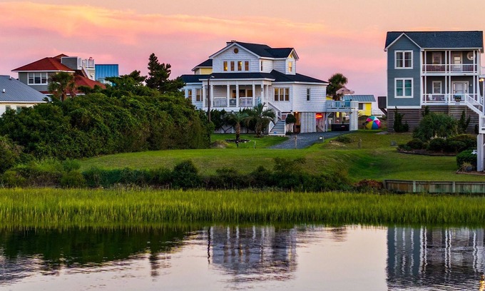 Oak Island Casa | LayLow: Oceanview, Hot Tub, Arcade, Mini-Golf 4BR/3BA Steps to Beach