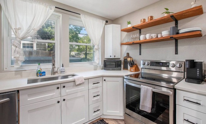 Dakota Station Otro | Layover in Littleton with pool table, hot tub, & fireplace.