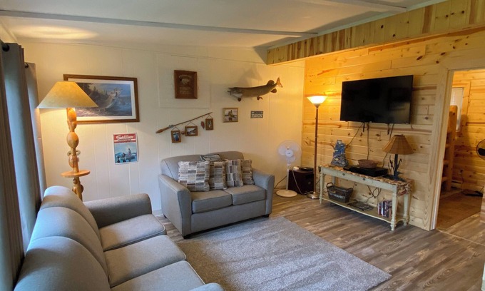 Cadillac Casa | Lazy Acorn 'Blue Gill "Waterfront Home en el lago Mitchell Canal