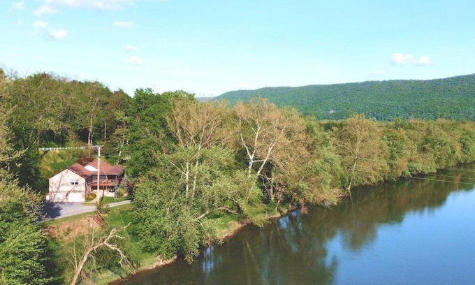Lewistown Casa | Lazy Bass Lodge | Riverfront & Porch Views + Boat Launch