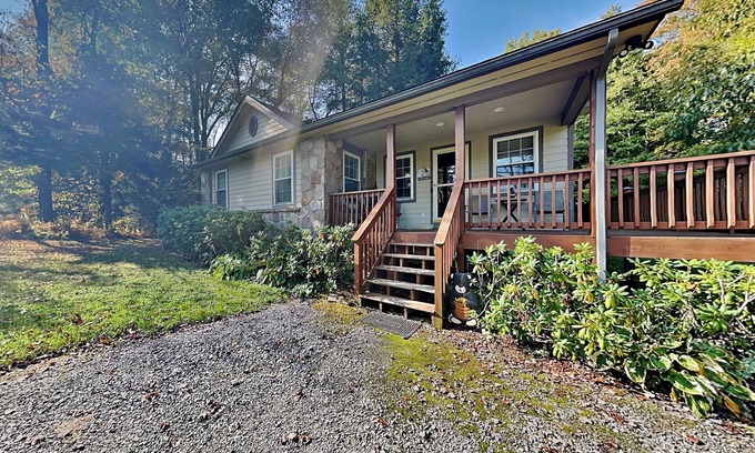 Thayerville Casa | Lazy Bear Cabin | Fantastic Location, Hot Tub