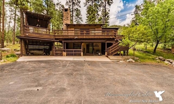 Ruidoso Cabina | Lazy Bear Lodge: 'Relaxation achieved' with hot tub.