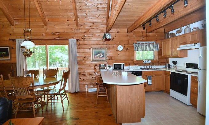 Berkeley Springs Casa | Lazy Bear Retreat - Classic Cabin!