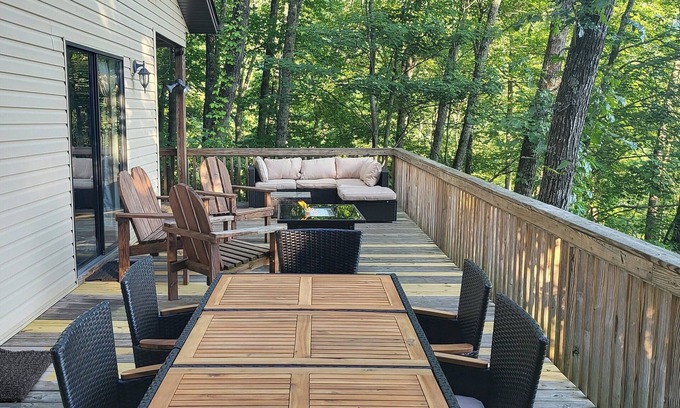 Whittier Cabina | Lazy Bear Retreat - Stunning Mountain Cabin in the Heart of the Smokies with a Hot Tub!