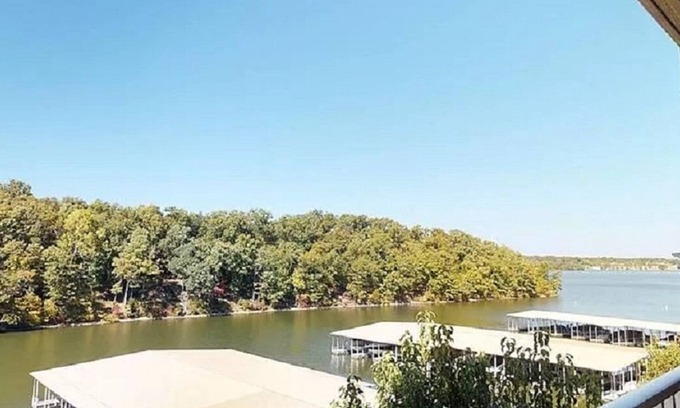 Osage Beach Condominio | Lazy Days Condo- 5 BR/4 Bath w/ 2 Lakefront Decks - Perfect for Large Families
