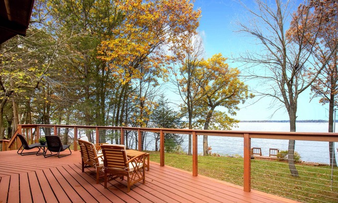 Markesan Cabina | 'Lazy Days Lakehome' w/ Wraparound Deck!