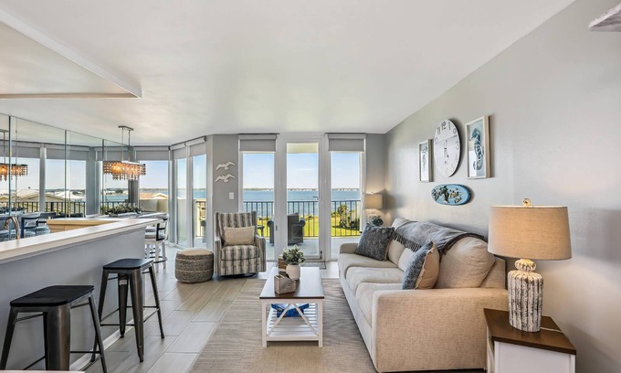 Pensacola Beach Condominio | Lazy Dolphin - Beautifully Updated, Convenient Condo with Huge Community Pool & Tennis Court