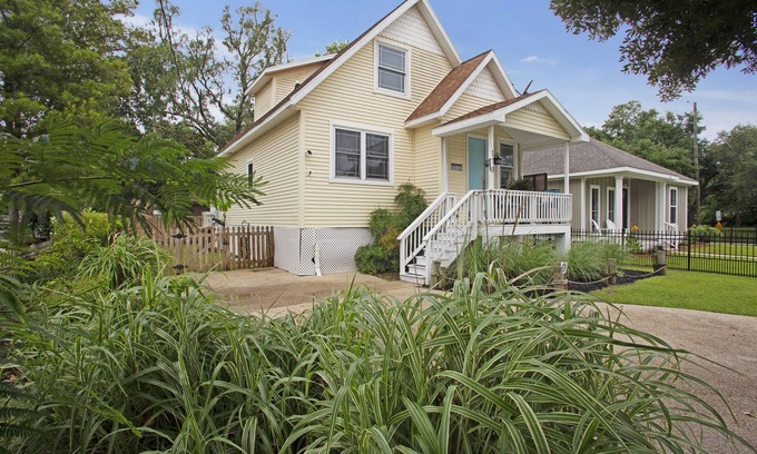 Long Beach Casa | Lazy Lemon Cottage - ¡Un corto paseo a la playa desde esta casa recientemente remodelada!