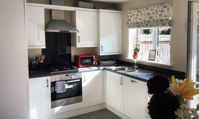 Oakham Casa | Lazy Nest - Sleeps 4, Parking, Garden & Hammocks