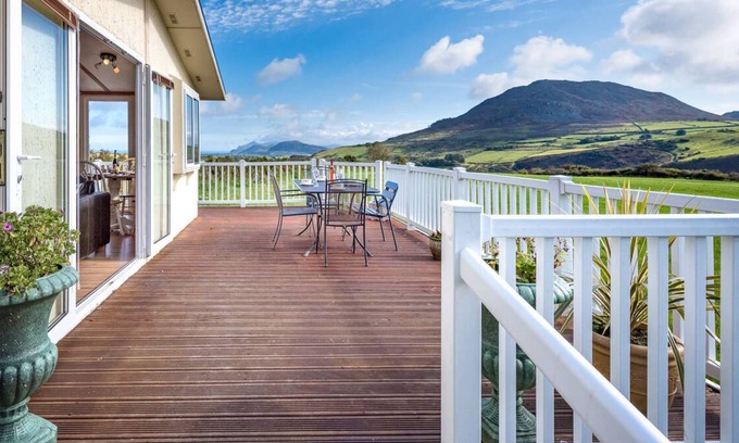 Garn Fadryn Chalet De Esquí | Lazy Nook in the beautiful Pwllheli
