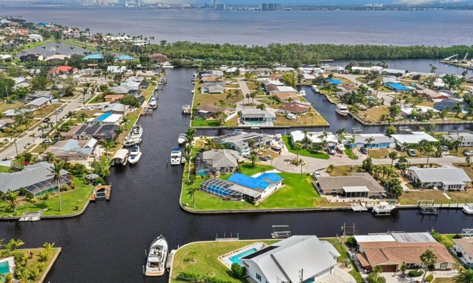 Lochmoor Waterway Estates Casa | Lazy Palm Retreat Heated Pool Jacuzzi Gulf Canal