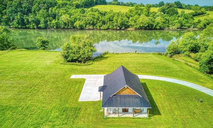 Kodak Cabina | Lazy River Cabin, Hot Tub, $1089 FREE tickets each paid day, Dollywood and More!