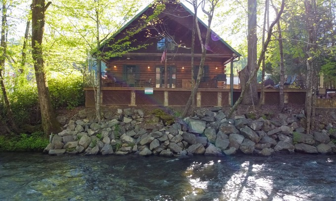 Helen Cabina | Esta Log Cabin Home se encuentra literalmente a orillas del río Chattahoochee en el centro de Helen. Es un