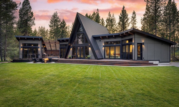 La Pine Casa | Lazy River Glamp-House by AvantStay | Newly Built, Luxe Indoor-Outdoor Living