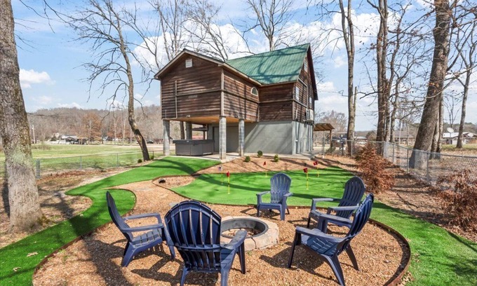 Florence Cabina | Lazy River Lodge -sleeps 7, hot tub, putting green, and shared boat slip