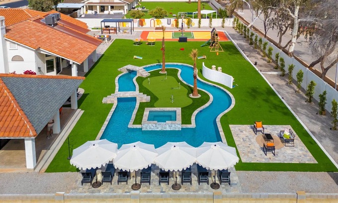 Glendale Casa | Lazy River Luxe! 6 BR~Sleeps 20~Pickleball~Hot Tub