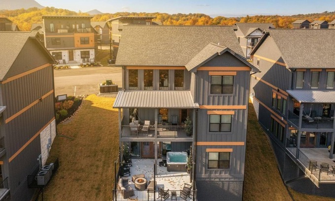 Sevierville Chalet De Esquí | Sleeps 18 | Heated Pool | Hot Tub | Mountain Views