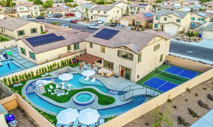 Coachella Casa | Lazy River, Pickleball, Gameroom, Fun in the desert!