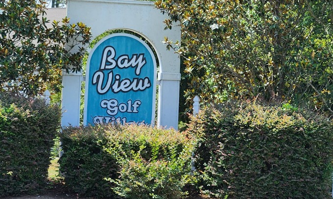 Surfside Beach Condominio | Lazy Willow Condo in Myrtle Beach, with a short drive to the beach!