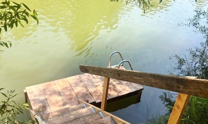 Guerneville Cabina | Lazy RiverLodge:FUN Family Cabin on River! Dock! Decks/GmRm/WiFi /HotTub!
