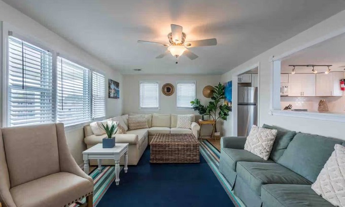 Ship Bottom Apartamento | LBI Beach Escape. 2-bedroom apartment with AC in best Ship Bottom location