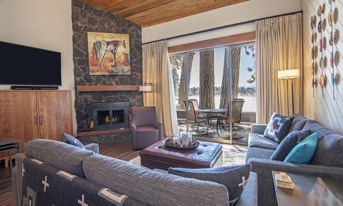 Black Butte Ranch Condominio | LC025-26 | Modern split level two-bedroom condo with views of Cascade Range.