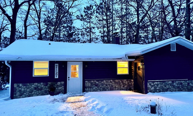 Northwoods Beach Cabina | LCO Lakefront Cabin - Discounted for the Fall, Winter, & Spring