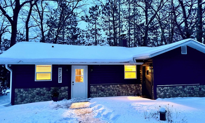 Northwoods Beach Cabina | Lakefront Cottage, Dock in for the season!