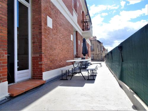 Montauban Apartamento | Le Bout du Pont - 5 min à pied de la gare Villebourbon et de l'hypercentre - Vue sur Pont Vieux - Grande terrasse - 8 couchages - 3 chambres spacieuses - 4 lits - Places de stationnement gratuites au pied de l'immeuble