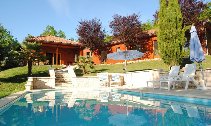 Lachapelle-Auzac Casa | Le Bouyssonnet, maravillosa casa de vacaciones con gran jardín vallado y piscina privada.
