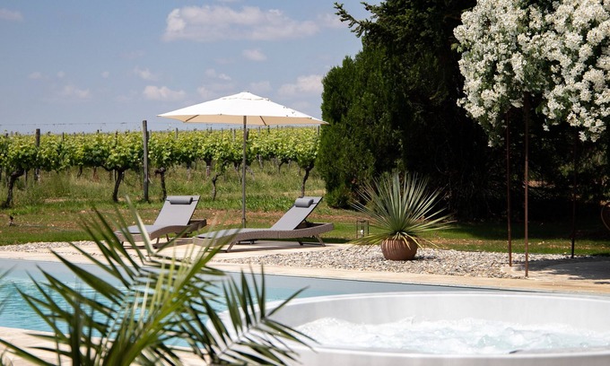 Vire-sur-Lot Cabaña | Le Caillau, casa rural de lujo con restaurante y piscina privada climatizada en los viñedos