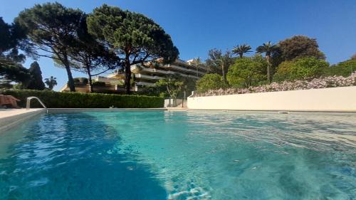 Cap-d'Antibes Apartamento | Le Château de la Pinède - début Cap d'Antibes - garden flat, swimming pool, tennis