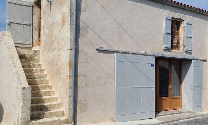 Marennes Casa | Le Chai house from the 19th century full of charm with its stone staircase.