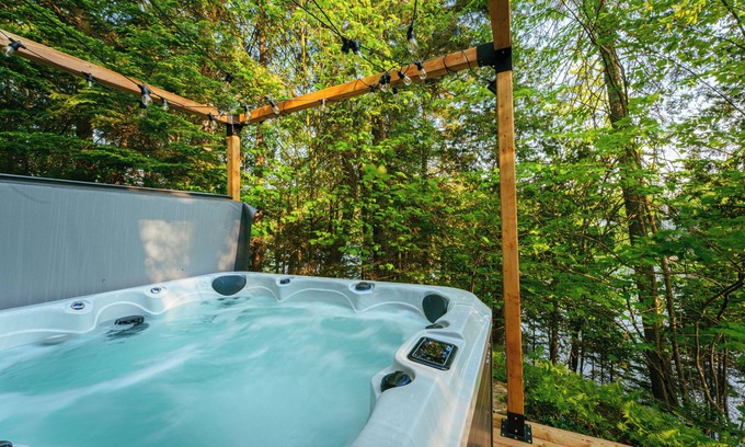 St-Adolphe-d'Howard Chalet De Esquí | Le Chalet Bleu, lakefront with spa
