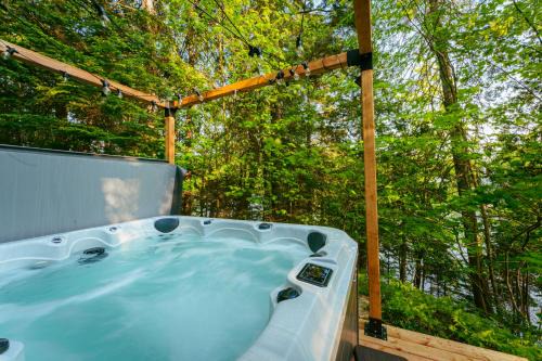 St-Adolphe-d'Howard Chalet De Esquí | Le Chalet Bleu, spa au bord du lac
