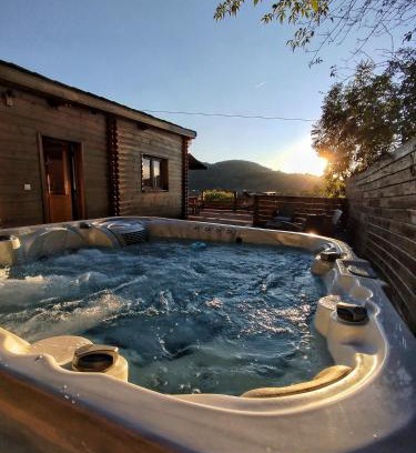 Bagneres-de-Bigorre Apartamento | Le Chalet jacuzzi et Détente 4 Étoiles