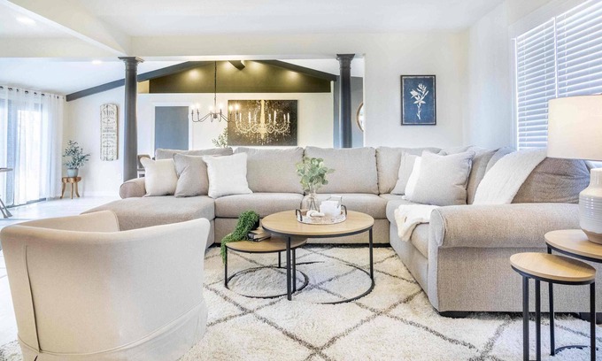 Williamstown Casa | Le Chandelier: Nestled Amidst Breathtaking Scenery , 5 Miles from the Ark