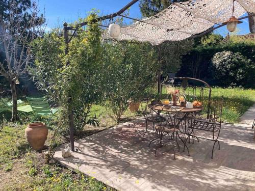 Pernes-les-Fontaines Apartamento | Le charme de Landra