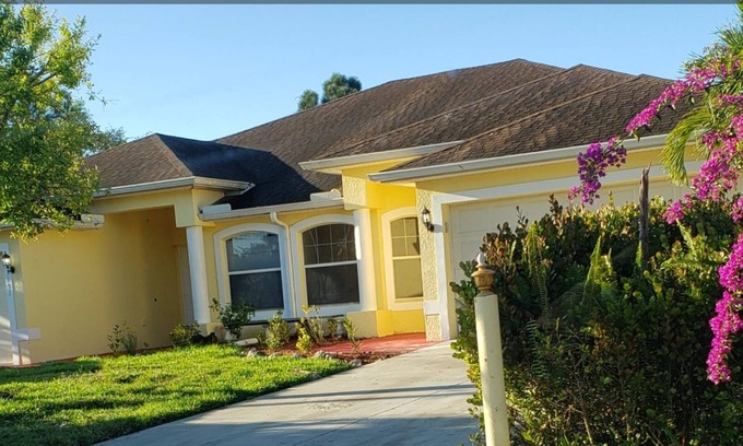 Westminister Cama Y Desayuno | Le chateau; Entire house 3 rooms . 2 bathrooms.