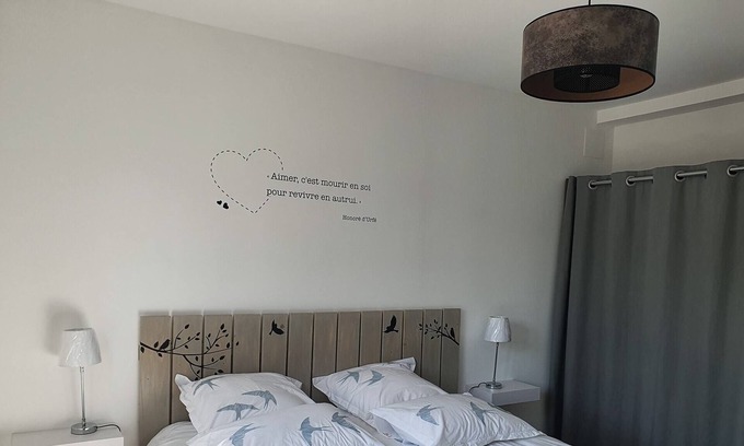 Carly Cabaña | Gîte-Moderno-Baño en la habitacion-Vista al Jardín-Le Clos des Cajaviris