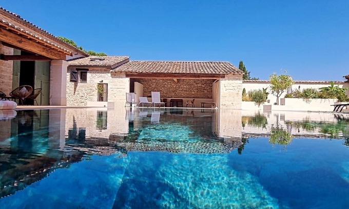 Saint-Series Otro | Le Clos Paradis- Mas vigneron, mirror pool and independent studio!